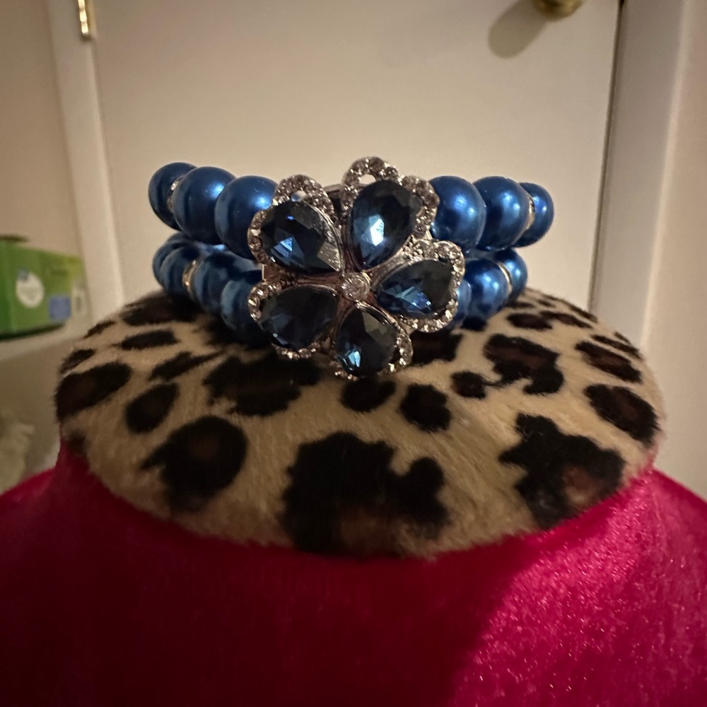 Elegant Blue Beaded Bracelet with Floral Accent